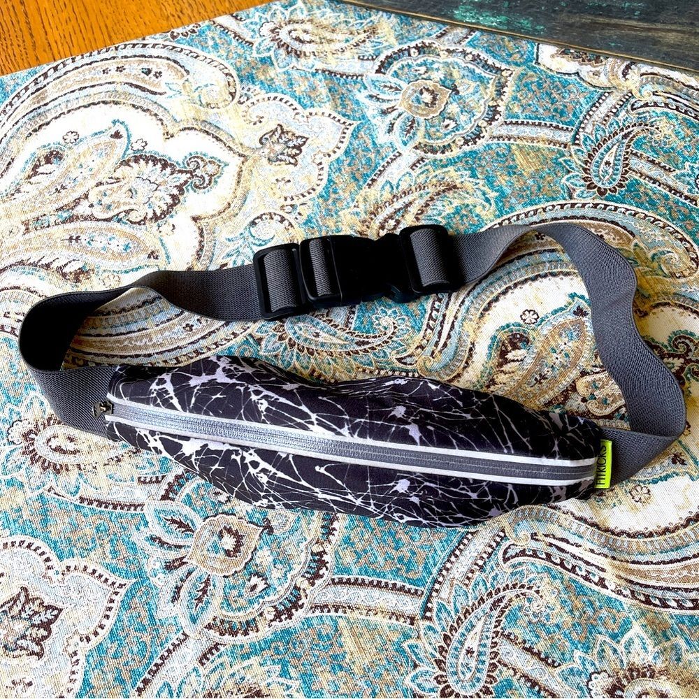 FITKICKS FITZIP Live Well Waist Pack Running Belt Bag Gray Black